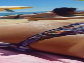 Avameelne kuum brünett lassie täiuslik perse tanning juures a rand
